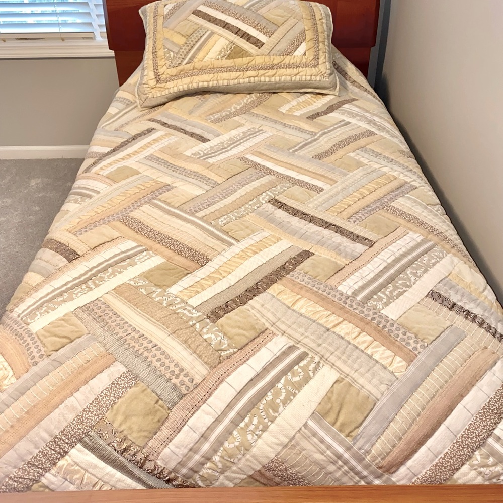 Bloomingdales Twin size quilt and pillowcase